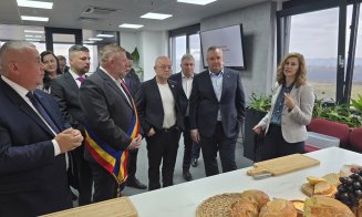 Nicolae Ciucă, în vizită la o fabrică de panificație din Câmpia Turzii. Candidatul la prezidențiale a gustat pâine făcută în Cluj