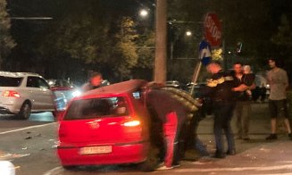 Accident rutier GRAV pe un bulevard din Cluj-Napoca: O persoană încarcerată / ISU a intervenit