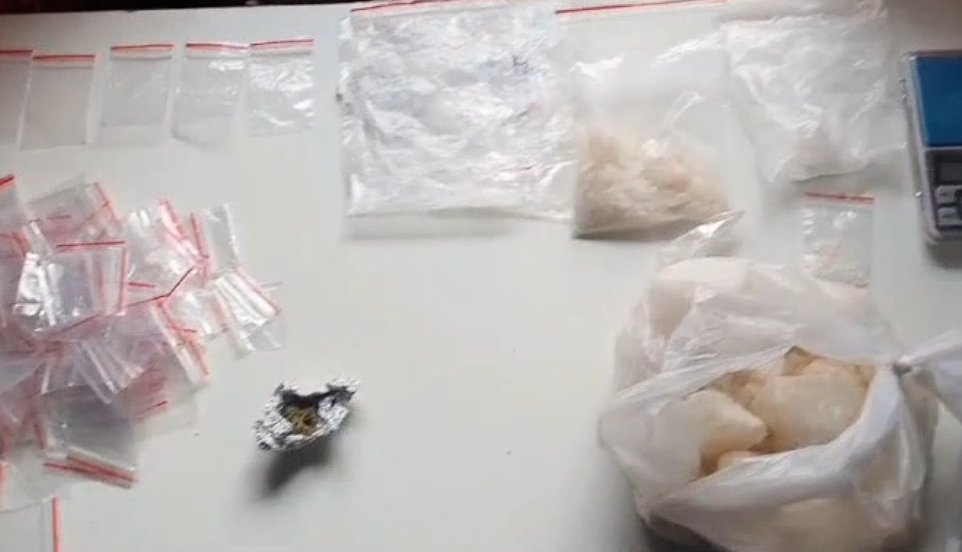 Doi bărbați din Cluj arestați pentru trafic de droguri. Ce au descoperit polițiștii în urma perchezițiilor