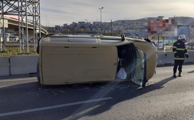 Autoutilitară răsturnată pe strada Avram Iancu din Florești. Un bărbat a fost transportat la spital