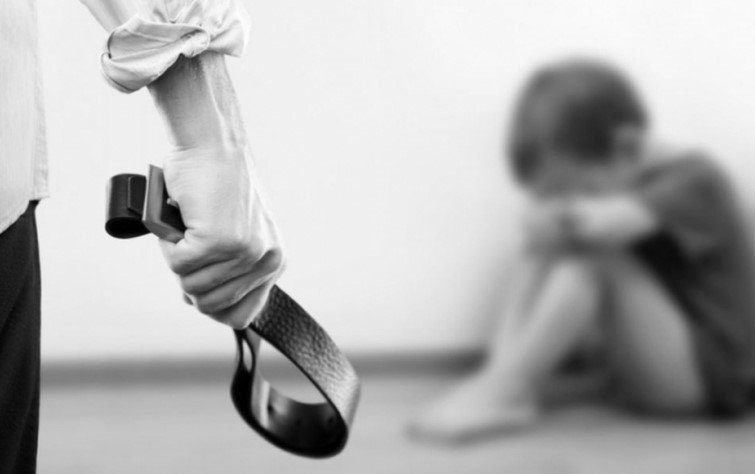 Cruzime fără margini la Cluj: Și-a bătut fiul vitreg cu o curea, după ce băiatul fusese mușcat de un câine