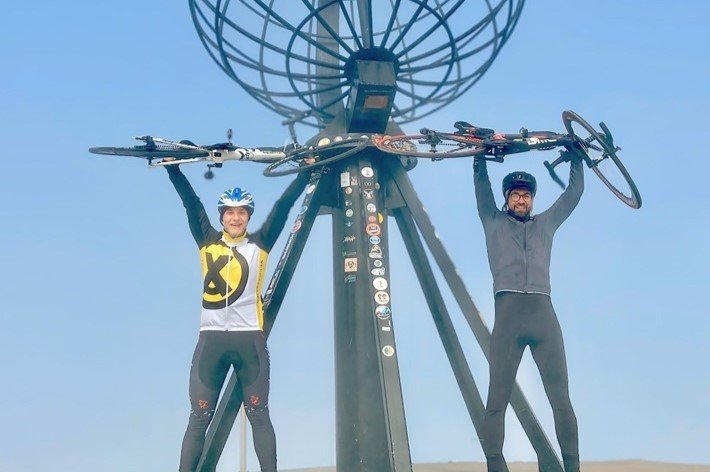 Doi clujeni străbat cu bicicleta Țara de Foc, pe Carretera Austral, ca să promoveze lectura şi sportul