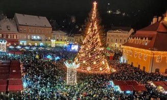 Cel mai mare brad de Crăciun din România a fost instalat. Cântărește aproape 17 tone