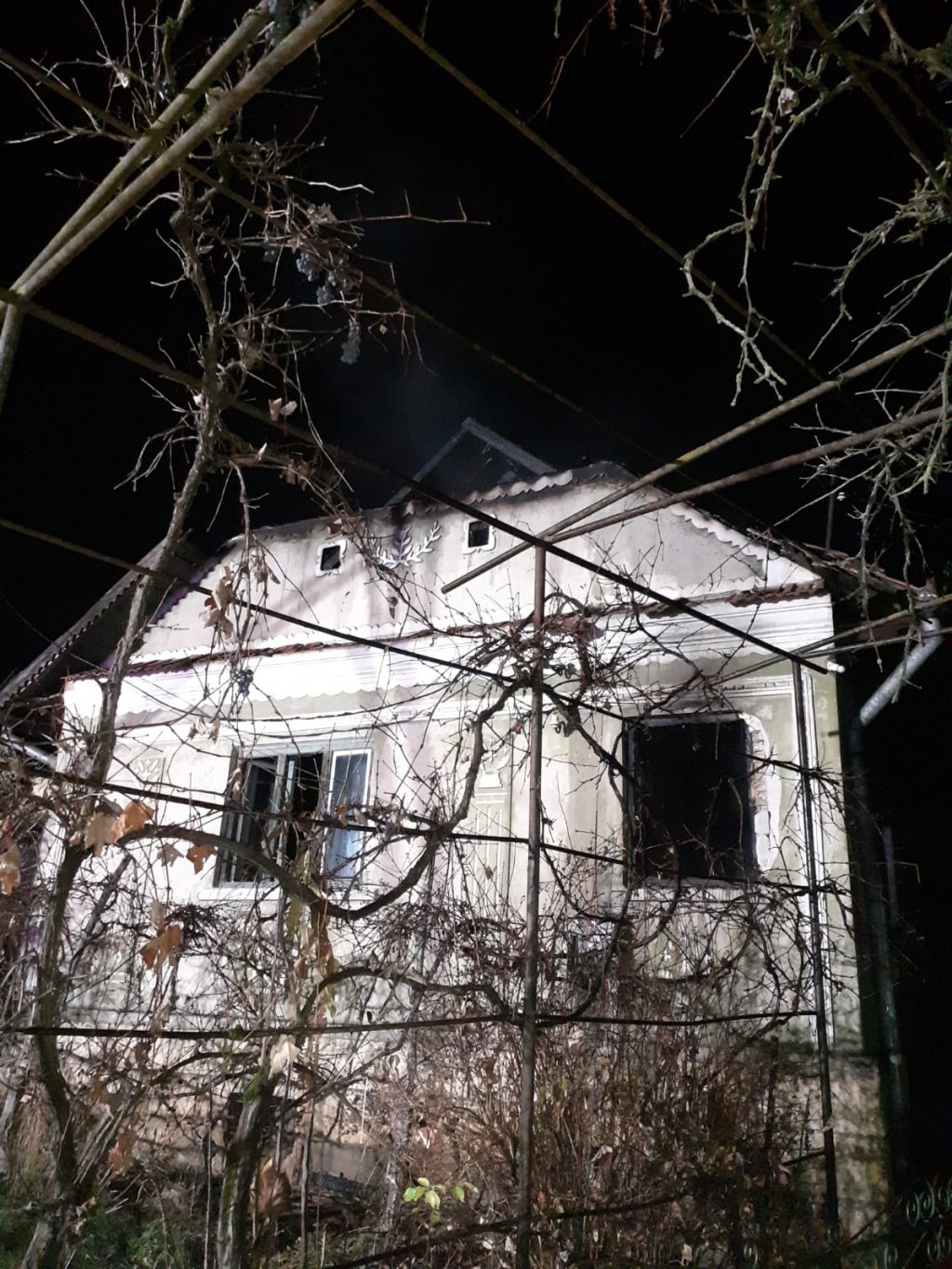 INCENDIU în Cluj: O defecțiune la instalația electrică le-a distrus casa