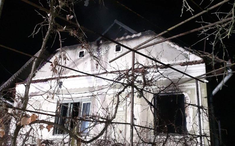 INCENDIU în Cluj: O defecțiune la instalația electrică le-a distrus casa