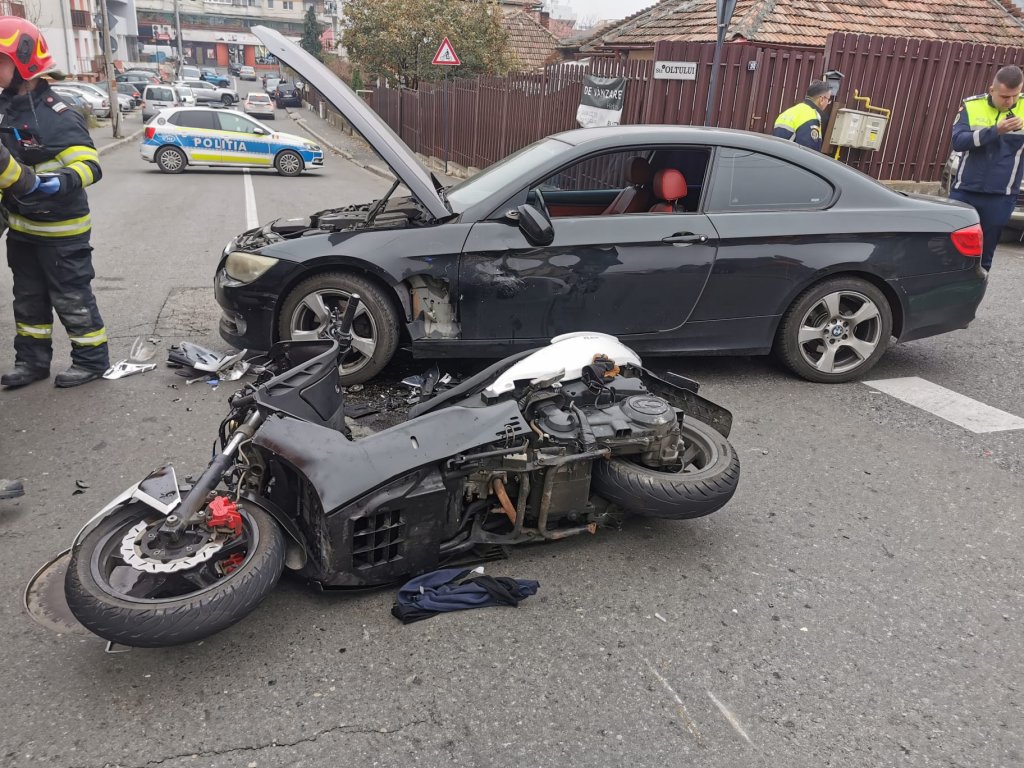 Cum s-a produs accidentul de pe strada Siretului din Cluj: Tânăr de 23 de ani, scos de sub motocicletă și transportat la spital