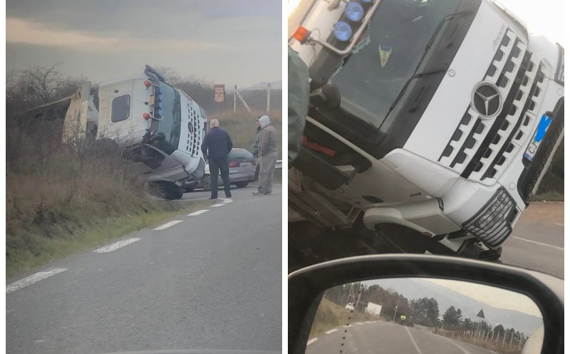 O basculantă s-a răsturnat în Cluj-Napoca. Trafic îngreunat