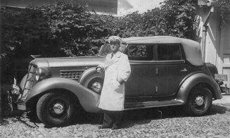 Mașina (model Auburn) și soferul deputatului clujean Augustin Pordea, anul 1935