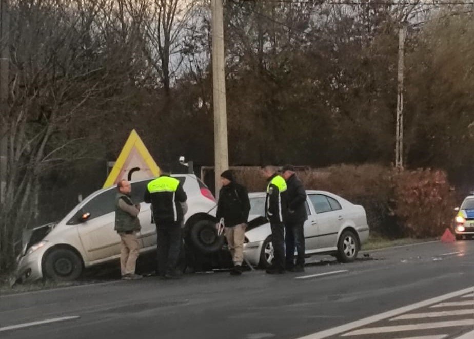 Accident între trei mașini pe Calea Turzii din Cluj. Bărbat consultat de medici