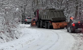 Drum periculos în Făget: Un utilaj de deszăpezire se chinuie să treacă de maşinile oprite pe marginea şoselei / "Sălicea! Oglindă pe jos"