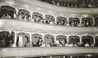 Spectatori în sala Teatrului Național din Cluj-Napoca, anul 1965