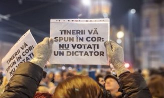 Mii de clujeni protestează împotriva lui Călin Georgescu: „Vrem UE, nu URSS! Nu vrem să trăim sub papucul lui Putin!” / Numărul participanților crește