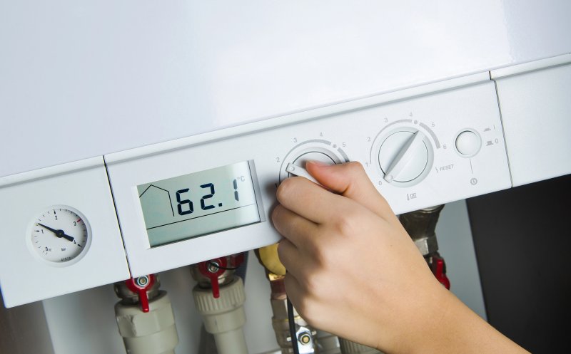 Aproape jumătate dintre români nu vor să renunțe la centralele de apartament pe gaz. Cum motivează decizia