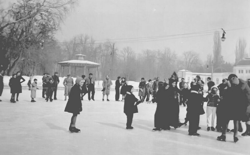 Patinaj pe lacul Chios înghețat