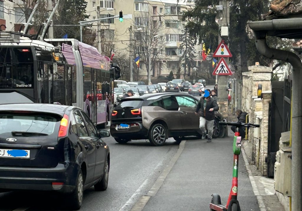 Un clujean a intrat cu mașina direct într-un stâlp. Trafic îngreunat