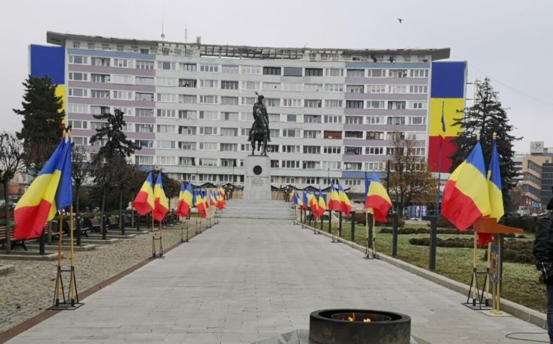 1 DECEMBRIE, la Cluj-Napoca: depunere de jerbe și flori, în Piața Mihai Viteazu