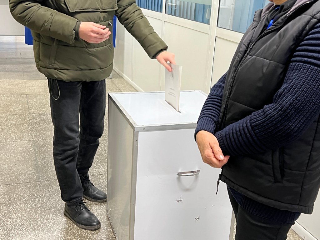 ALEGERI PARLAMENTARE 2024: Prezența la vot a trecut de 35% la ora 16.00. Aproape 6.8 mil. de români s-au prezentat la urne