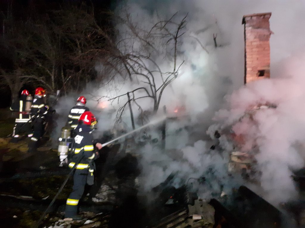 INCENDIU la Râşca. Și-a distrus o parte din gospodărie cu o țigară