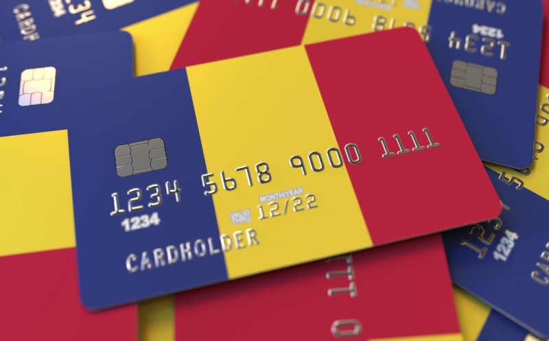 Crește numărul cardurilor bancare în România. Câte erau active la jumătatea anului