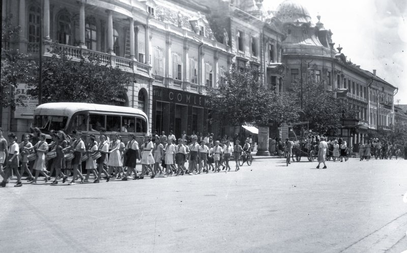 Transportarea cotei de grâu la baza Cluj, zona Pieței Unirii, anul 1950
