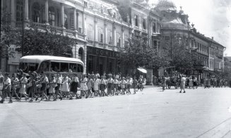 Transportarea cotei de grâu la baza Cluj, zona Pieței Unirii, anul 1950