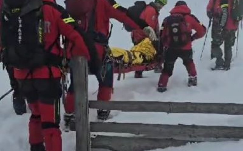Salvare la limită! Ucrainean fugar, rămas blocat într-o râpă. Alți doi, extraşi de salvamontiști de pe munte cu ajutorul elicopterului SMURD