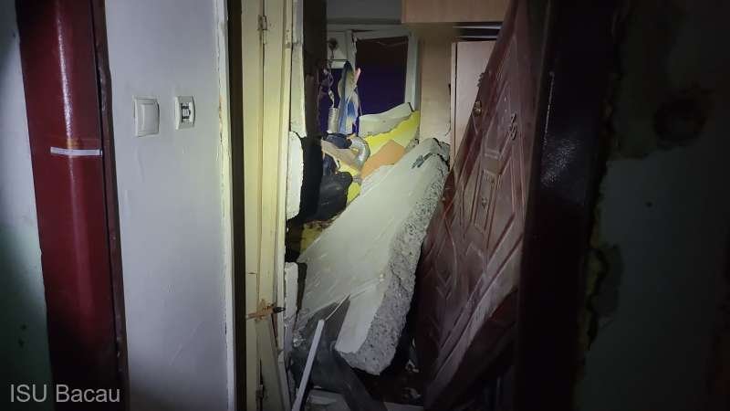Explozie într-un bloc de garsoniere. Un bărbat a fost grav rănit și zeci de persoane au fost evacuate