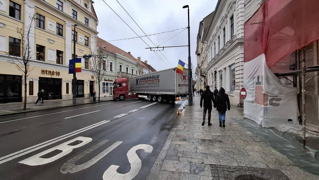 Performanţă în traficul din Cluj-Napoca: A întors TIR-ul în buricul târgului şi a dărâmat doar un tomberon / "Unu' nu s-a dat jos să-l ajute"