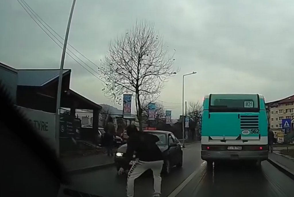 Imagini șocante din Cluj: Pieton la un pas de moarte după ce a traversat neregulamentar, deși trecerea era la câțiva pași