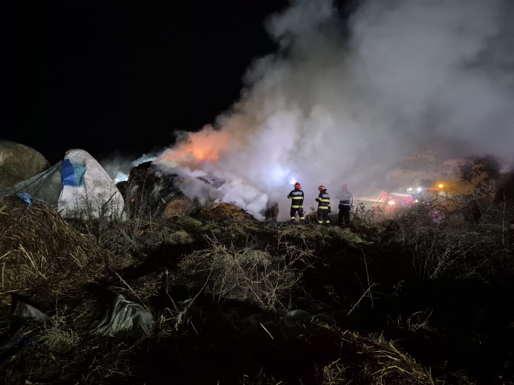 Incendiu puternic la un depozit din Cluj: Flăcările s-au extins pe o suprafață de 200 de metri pătrați