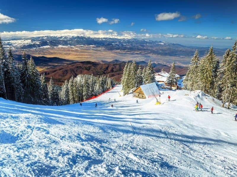 Vești bune pentru iubitorii sporturilor de iarnă din România. Câte pârtii de schi are județul Cluj