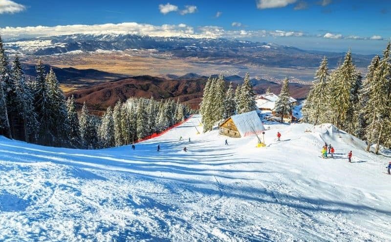 Vești bune pentru iubitorii sporturilor de iarnă din România. Câte pârtii de schi are județul Cluj