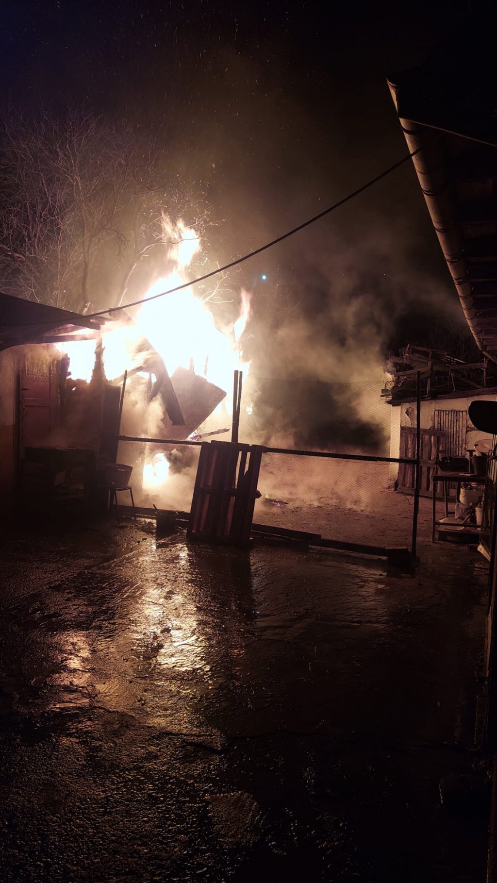 INCENDIU într-o gospodărie din Cluj: RECOMANDĂRILE pompierilor după ce clujenii au provocat mai multe incendii afumând porcul de Crăciun
