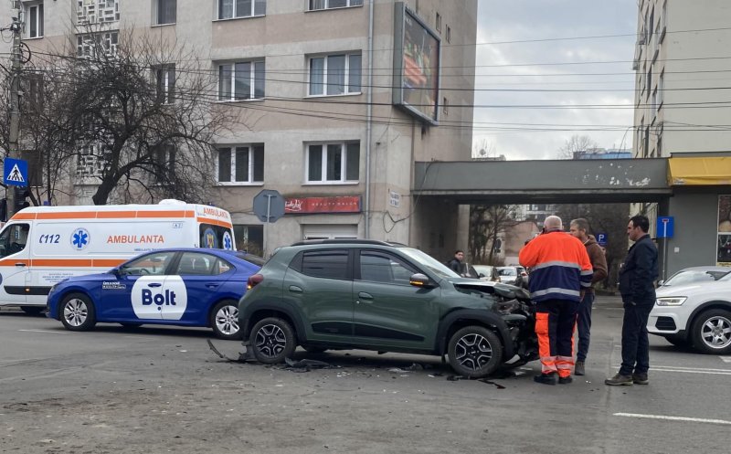 Două mașini, făcute praf în urma unui accident în Cluj-Napoca. Bărbat, transportat la spital