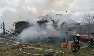 Crăciun ruinat pentru o familie din Cluj care și-a pierdut casa într-un incendiu violent. Un bărbat a suferit arsuri severe