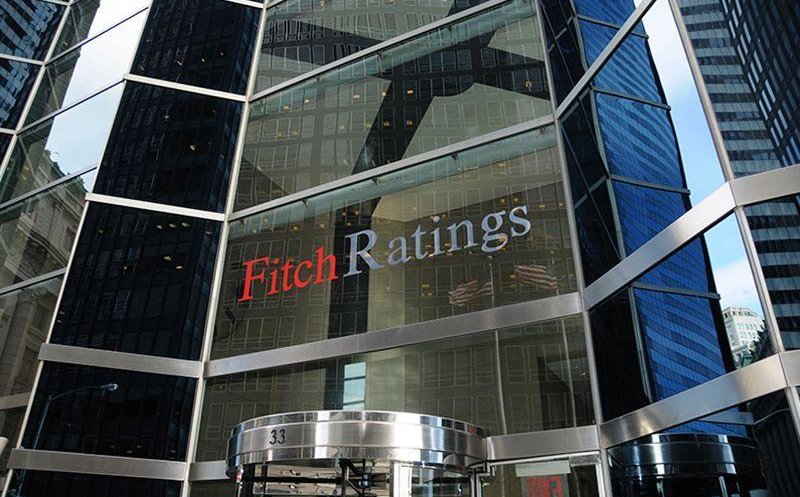 Fitch revizuieşte perspectiva datoriilor pe termen lung ale României la negativă, din cauza „incertitudinii politice”