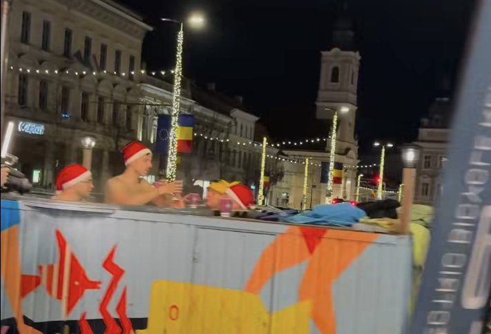 Distracție fierbinte la Târgul de Crăciun din centrul Clujului. Moșii Crăciun s-au relaxat în ciubăr, în Piața Unirii