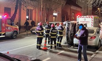 Accident cu cinci mașini în Cluj-Napoca, dintre care una s-a răsturnat. Femeie rănită, transportată la spital