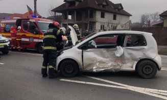 Accident cu o victimă pe o stradă din Cluj-Napoca. Două mașini, făcute praf