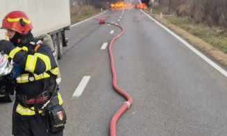 O cisternă cu GPL a luat foc în urma unui accident rutier / Pompierii au inervenit cu roboți pentru a nu risca o tragedie ca cea de la Crevedia