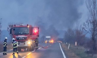 O cisternă cu GPL a luat foc în urma unui accident rutier / Pompierii au inervenit cu roboți pentru a nu risca o tragedie ca cea de la Crevedia