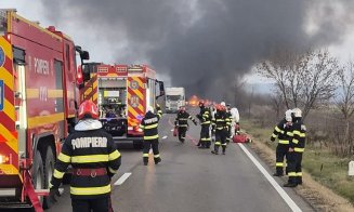 O cisternă cu GPL a luat foc în urma unui accident rutier / Pompierii au inervenit cu roboți pentru a nu risca o tragedie ca cea de la Crevedia