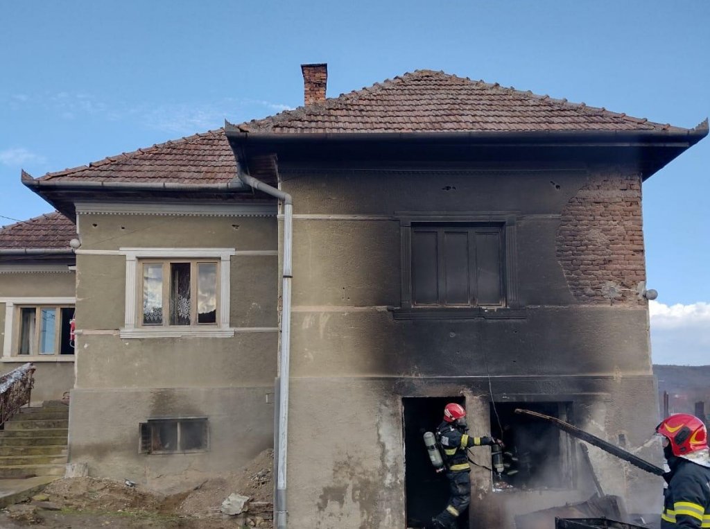 Incendiu la subsolul unei case din Cluj. Un bărbat a suferit arsuri