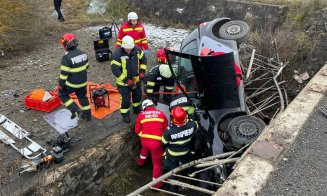 Accident într-o comună din Cluj. O mașină s-a răsturnat și un bărbat a fost dus cu elicopterul la spital