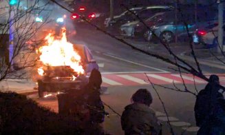 INCENDIU în Grigorescu. O mașină s-a făcut scrum în mijlocul străzii/ O tânără, evaluată de către echipajul SAJ