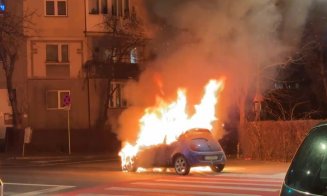 INCENDIU în Grigorescu. O mașină s-a făcut scrum în mijlocul străzii/ O tânără, evaluată de către echipajul SAJ