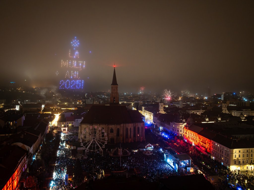 Cum s-a văzut spectacolul de drone și lumini din Cluj-Napoca în noaptea de Anul Nou / Mesajul primarului Emil Boc