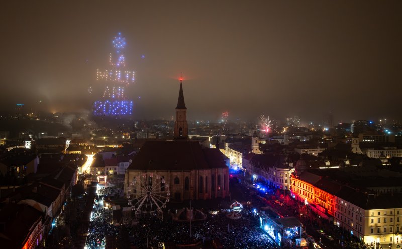 Cum s-a văzut spectacolul de drone și lumini din Cluj-Napoca în noaptea de Anul Nou / Mesajul primarului Emil Boc