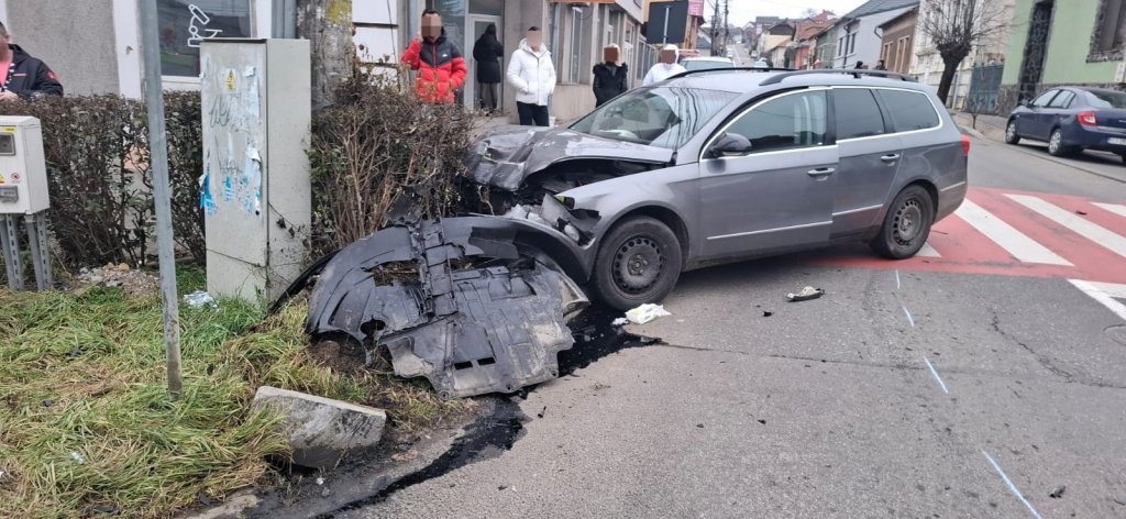 Accident cu trei mașini în Dej. O femeie și un bărbat, duși la spital