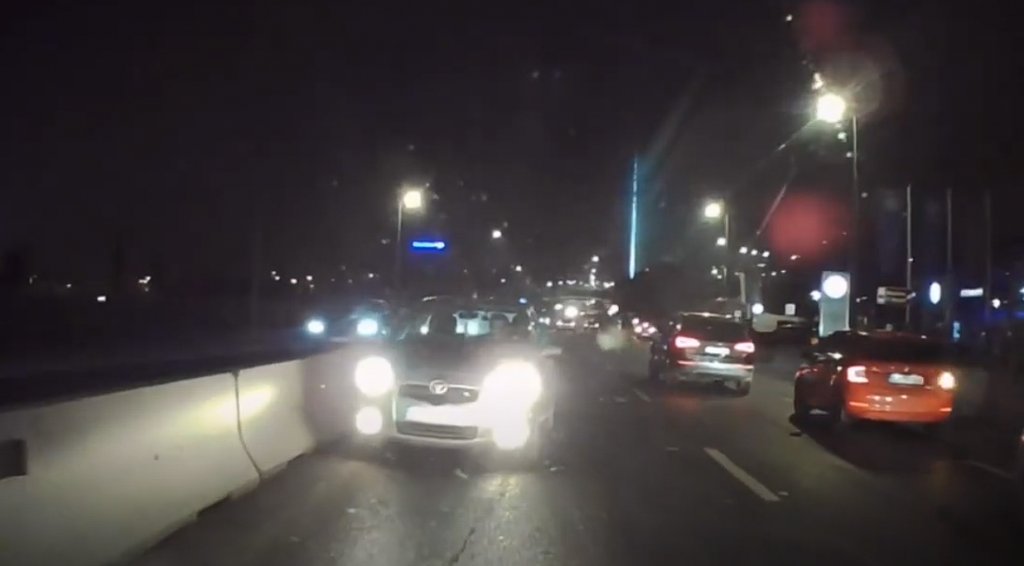 Pericol pe străzile din Cluj: Mașină pe contrasens, oprită de un șofer cu spirit civic